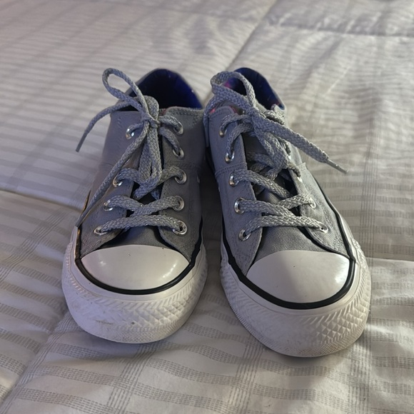 Womens sz 6 Converse low top shoes - Picture 2 of 7